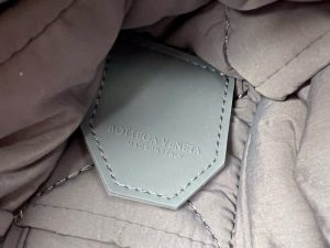 보테가베네타 패디드 테크 카세트백 628951-13 - 이미지 8