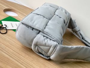 보테가베네타 패디드 테크 카세트백 628951-14