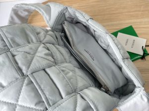 보테가베네타 패디드 테크 카세트백 628951-14