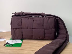 보테가베네타 패디드 테크 카세트백 628951-15