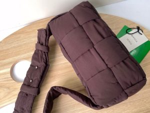 보테가베네타 패디드 테크 카세트백 628951-15