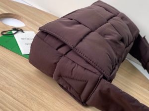 보테가베네타 패디드 테크 카세트백 628951-15 - 이미지 7