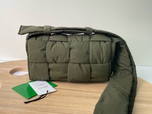 보테가베네타 패디드 테크 카세트백 628951-16