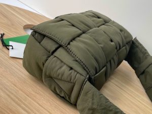 보테가베네타 패디드 테크 카세트백 628951-16 - 이미지 3