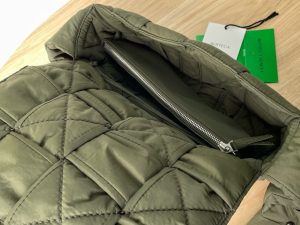 보테가베네타 패디드 테크 카세트백 628951-16