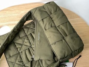 보테가베네타 패디드 테크 카세트백 628951-16