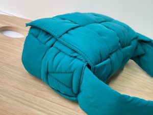 보테가베네타 패디드 테크 카세트백 628951-17