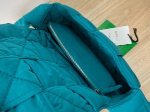 보테가베네타 패디드 테크 카세트백 628951-17