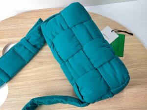 보테가베네타 패디드 테크 카세트백 628951-17 - 이미지 4