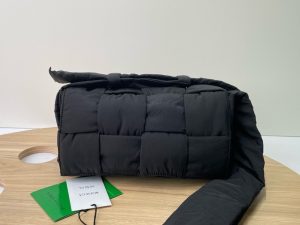 보테가베네타 패디드 테크 카세트백 628951-18