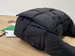 보테가베네타 패디드 테크 카세트백 628951-18