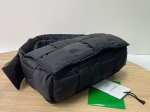보테가베네타 패디드 테크 카세트백 628951-18 - 이미지 9