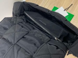 보테가베네타 패디드 테크 카세트백 628951-18