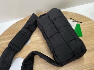 보테가베네타 패디드 테크 카세트백 628951-18 - 이미지 4
