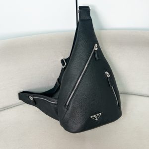 프라다 가죽 체스트백 2VZ092