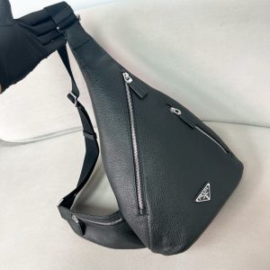 프라다 가죽 체스트백 2VZ092