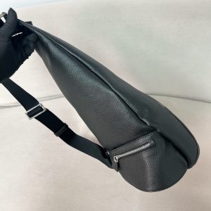 프라다 가죽 체스트백 2VZ092