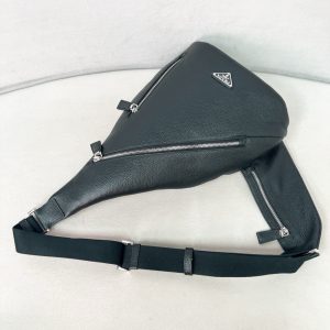 프라다 가죽 체스트백 2VZ092