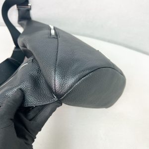 프라다 가죽 체스트백 2VZ092