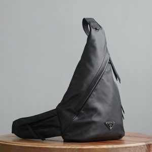 프라다 리나일론 체스트백 2VZ092