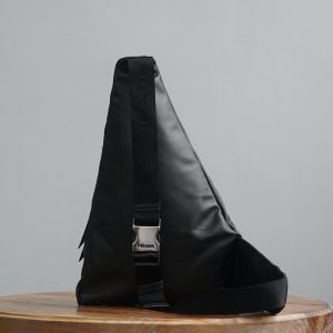 프라다 리나일론 체스트백 2VZ092