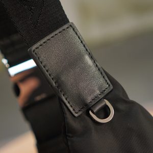 프라다 리나일론 체스트백 2VZ092