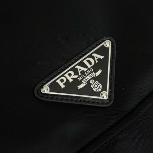 프라다 리나일론 미디엄 패드 숄더백 1BD255-2 - 이미지 9
