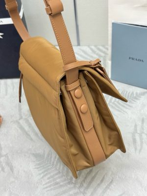 프라다 리나일론 미디엄 패드 숄더백 1BD255 - 이미지 8