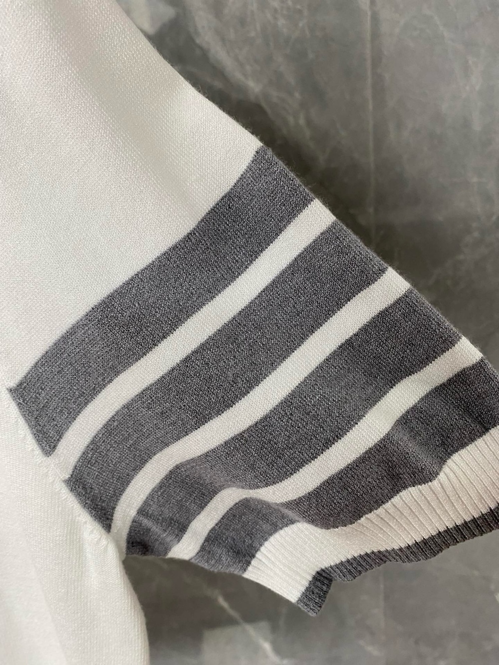 톰브라운 티셔츠 25SS D10565