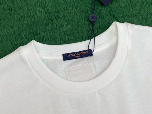 루이비* 티셔츠 25SS RA1096-2 - 이미지 8