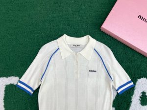 미우미우 티셔츠 25SS RA1101 - 이미지 8