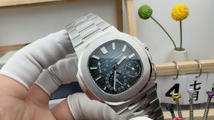 Alternative view of Patek Philippe Nautilus 5712/1A Blue Dial 40mm