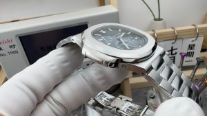 Patek Philippe Nautilus 5712/1A Blue Dial 40mm - 이미지 3