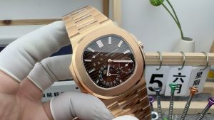 Alternative view of Patek Philippe Nautilus 5712/1R Chocolate Dial Rose 40mm