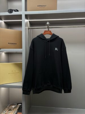 버버리 맨투맨 25FW 66ST406