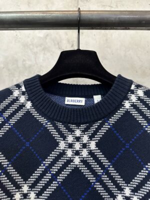 버버리 클래식 체크 자가드 니트 25FW 66ST575 - 이미지 4