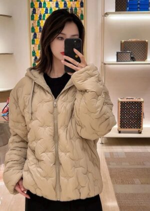 루이비* 모노그램 퀼티드 후디드 블루종 25FW TBH3395-2 - 이미지 6