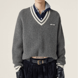 미우미우 양모 캐시미어 혼방 V넥 니트 25FW TBHB866 - 이미지 3