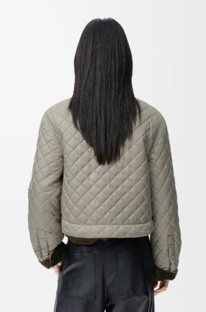 로에* 테크니컬 패브릭 퀼팅 숏 재킷 26SS RA3829 - 이미지 3
