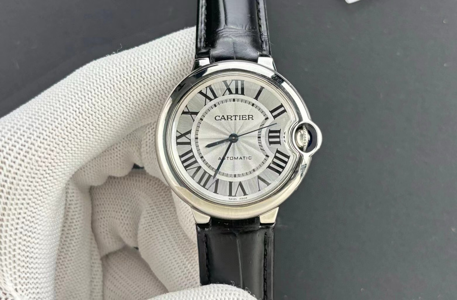 까르띠에 발롱 블루 워치 33mm 오토메틱 블랙 밴드 WSBB0030 - 이미지 3