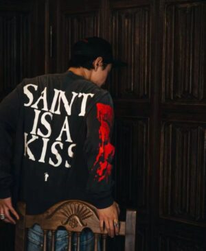 세인트 미카엘 × 폴로스 ‘SAINT IS A KISS’ 롱슬리브 티셔츠 Ceo262 - 이미지 4