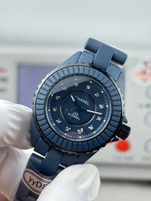 Alternative view of 샤넬 J12 블루 세라믹 33mm 오토매틱 여성 워치 큐빅 다이얼