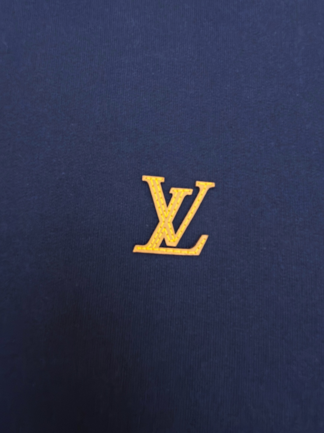 루이비통 네이비 맨투맨 크루넥과 가슴 LV 로고 및 골지 마감 디테일