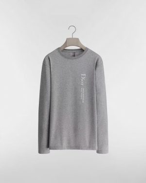디* DiorAlps 세로 로고 자수 그레이 긴팔 티셔츠 683J625A0531