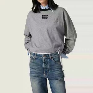 미우미* 여성 배색 라운드넥 로고 긴팔 티셔츠 MJLA31 S000 1841 - 이미지 3