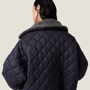 미우미우 보아 칼라 다이아몬드 퀼팅 재킷 네이비 RA6732 - 이미지 5